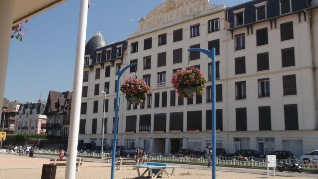 Paradis Les Pieds Sur Le Sable Trouville Palace ภายนอก รูปภาพ